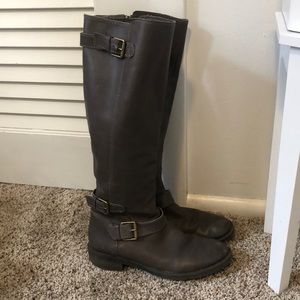 At the knee Riding boots